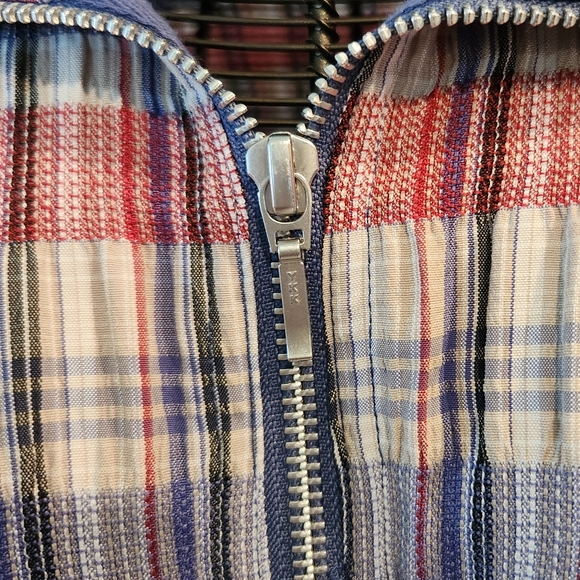 CJ BANKS  SIZE 2X. Full zip front, button roll up sleeve.  wrinkle free fabric - Picture 5 of 7